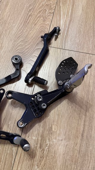 Estriberas Yamaha R6 Regulables