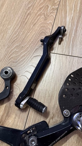 Estriberas Yamaha R6 Regulables