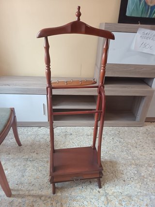 Perchero de madera para trajes