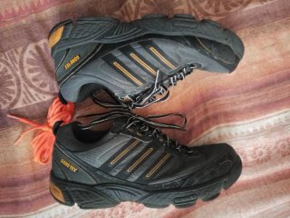 Scarpe sportive Adidas nere e arancioni gore Tex