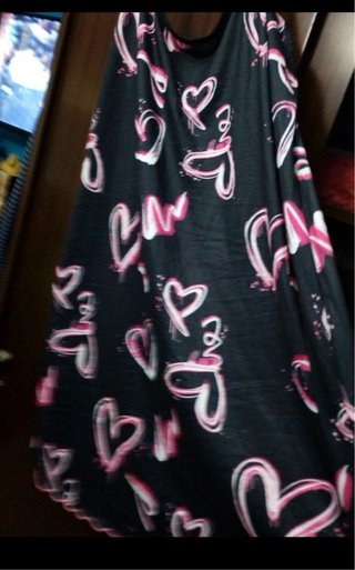 Camisón negro con corazones rosas