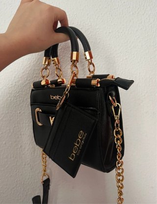 Bolso Bebe Negro con Tarjetero Dorado