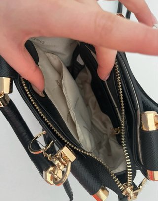 Bolso Bebe Negro con Tarjetero Dorado