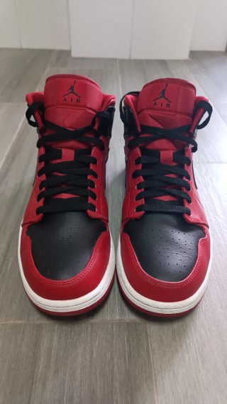 Jordan Air 1 Mid  color Negro rojo y blanco