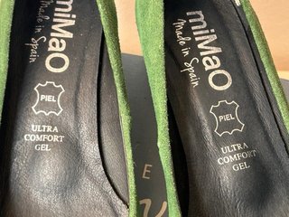 Manoletinas de ante verde con tacón bajo, talla 38