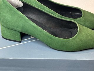 Manoletinas de ante verde con tacón bajo, talla 38