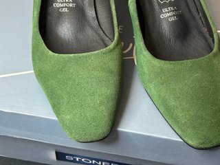 Manoletinas de ante verde con tacón bajo, talla 38