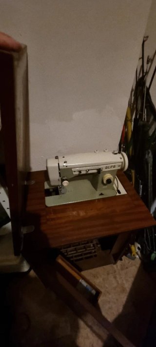 Máquina de coser Alfa familiar, pieza única