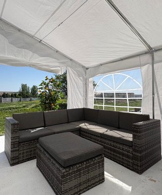 Sofá modular ratán gris con cojines