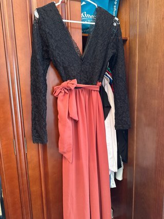 Elegante vestido negro y rojo