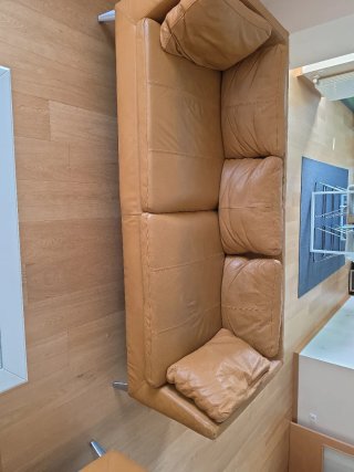 Sofá de piel marrón