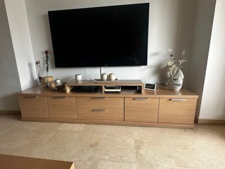 Conjunto Salón: Mesa, Sillas, Mueble Bar y TV