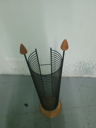 Porta CDs metálico con base de madera