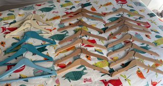 Lote de 20 perchas infantiles de madera