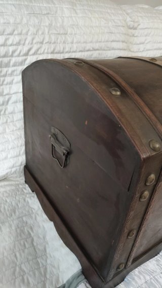 Baúl de madera rústico con correas de cuero