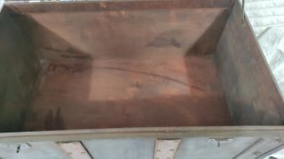 Baúl de madera rústico con correas de cuero