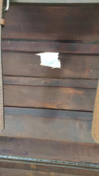 Baúl de madera rústico con correas de cuero