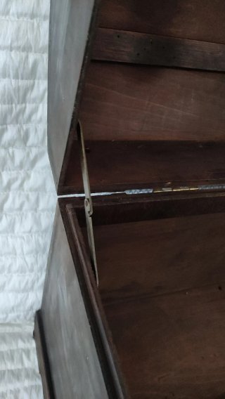Baúl de madera rústico con correas de cuero