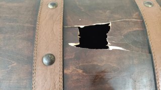 Baúl de madera rústico con correas de cuero