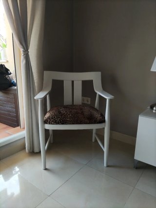 Sillón Blanco Vintage con Cojín Animal Print