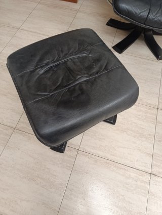 Butaca giratoria de piel vacuno con puf