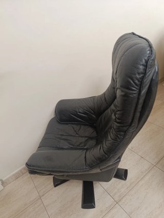 Butaca giratoria de piel vacuno con puf