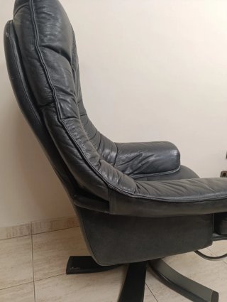Butaca giratoria de piel vacuno con puf