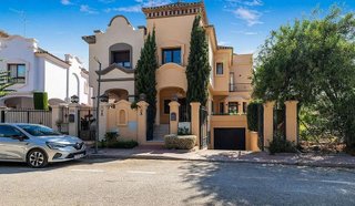 Chalet en alquiler en Nueva Andalucía centro en Marbella