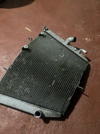 Radiador Suzuki GSXR 600 K7 (Para Reparar)