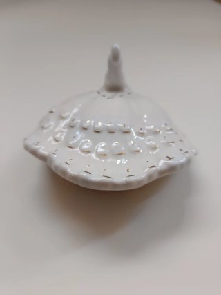 Figura pavo real porcelana con detalles dorados