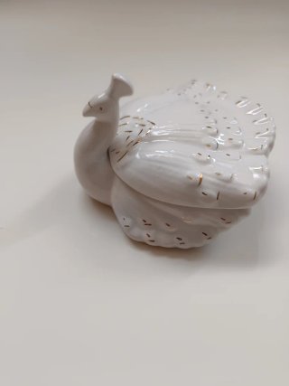 Figura pavo real porcelana con detalles dorados