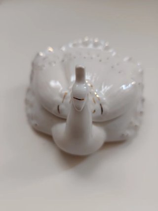 Figura pavo real porcelana con detalles dorados
