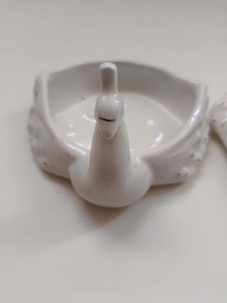 Figura pavo real porcelana con detalles dorados
