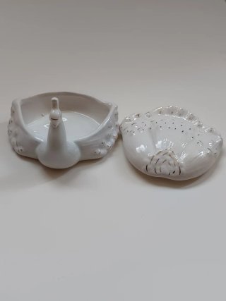 Figura pavo real porcelana con detalles dorados