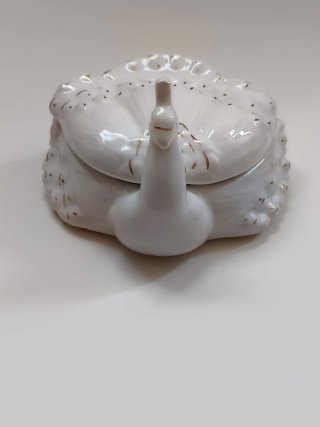 Figura pavo real porcelana con detalles dorados