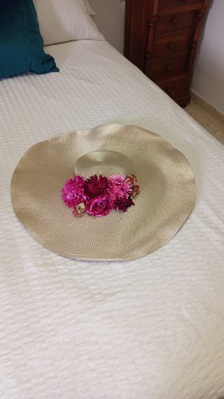 Pamela de ala ancha con flores