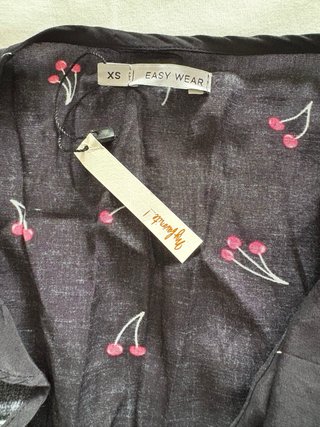 Vestido negro con estampado de cerezas