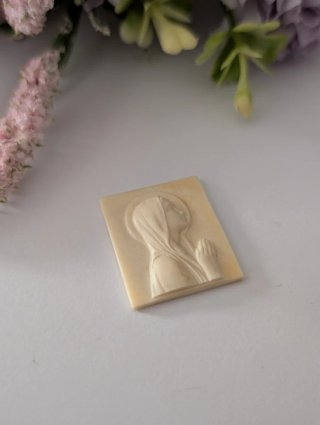 Virgen tallada en hueso