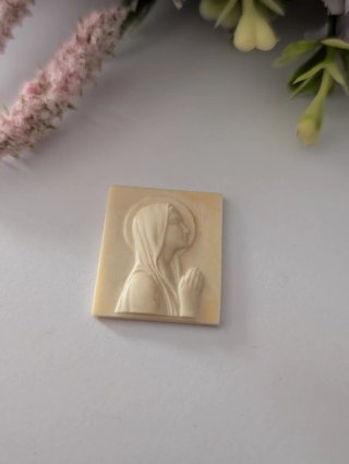 Virgen tallada en hueso