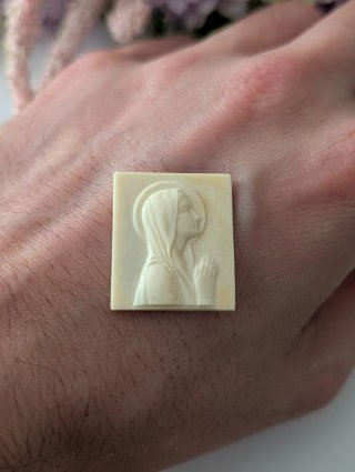 Virgen tallada en hueso