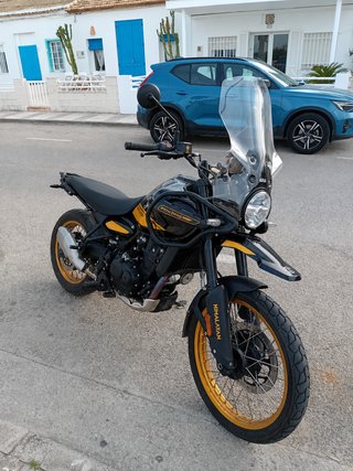 Royal Enfield Himalayan 450 Negra y Amarilla