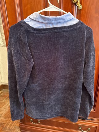 Jersey azul oscuro con cuello camisero