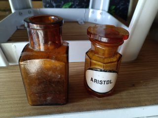 Antiguos frascos farmacia ámbar