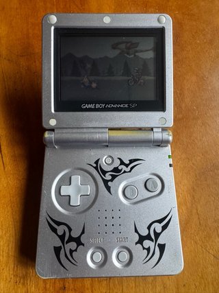 Game Boy Advance SP + Pokémon Esmeralda + Cargador