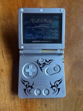 Game Boy Advance SP + Pokémon Esmeralda + Cargador