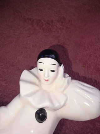 Figura Pierrot cerámica blanco y negro