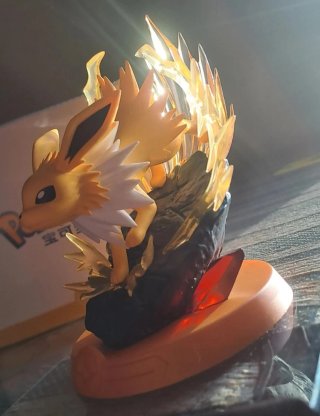 Figura Pokémon Jolteon Diorama + Regalo