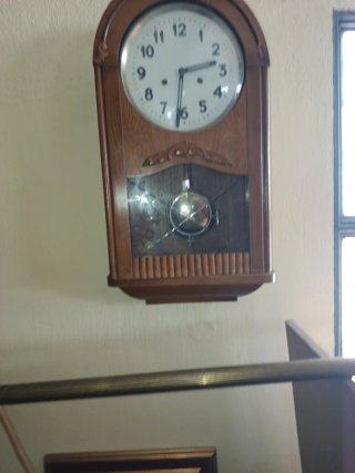 Reloj de pared antiguo de madera