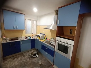 Cocina modular azul y blanca