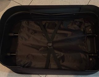 Maleta de viaje azul con estampado